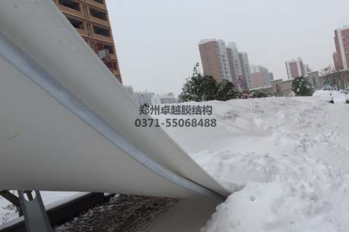 大雪天氣要對膜結(jié)構(gòu)采取除雪融雪措施